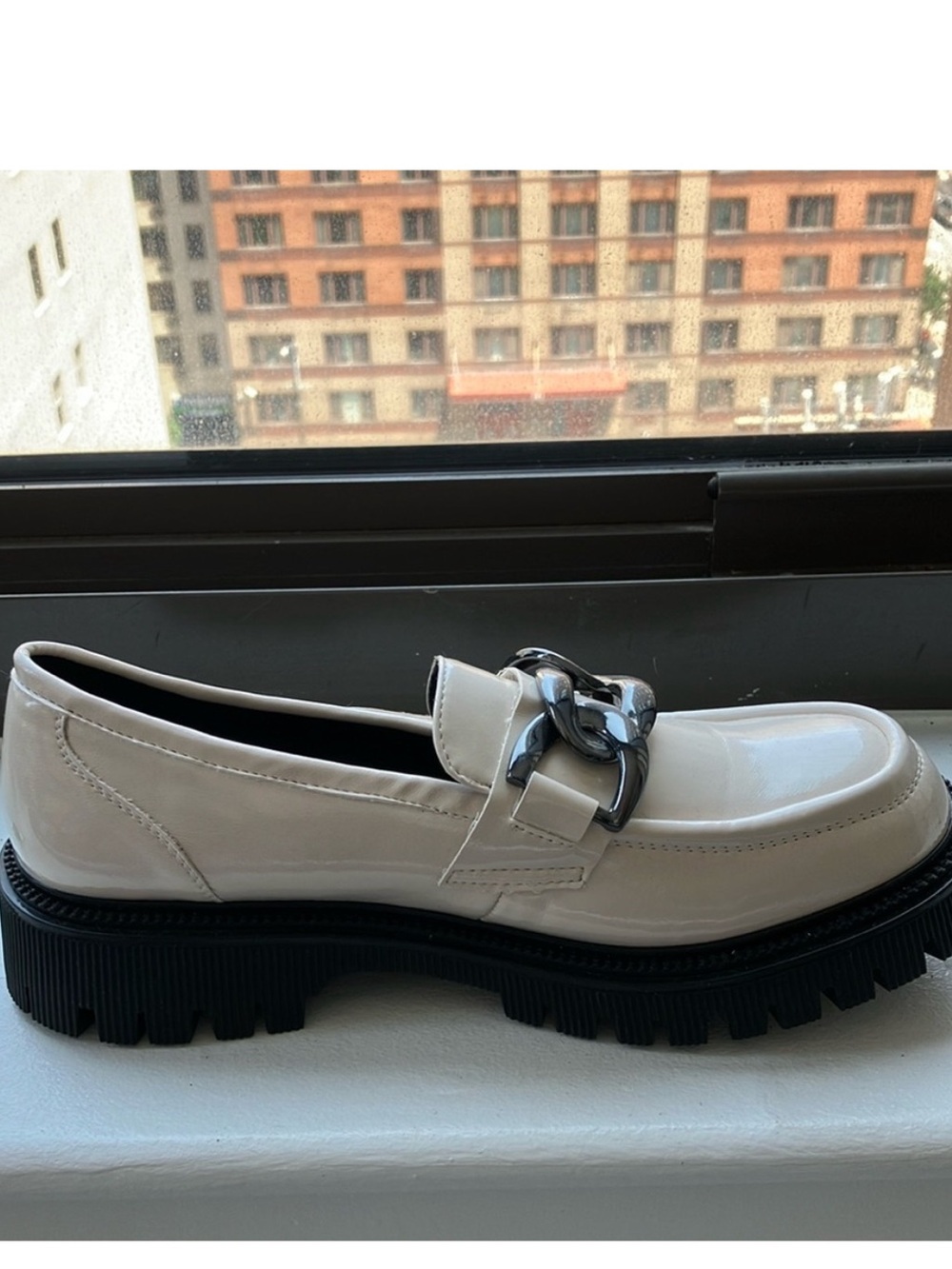 Cream patent Loafers with Chain Detail sz 10 G.C. Shoes - Picture 2 of 4